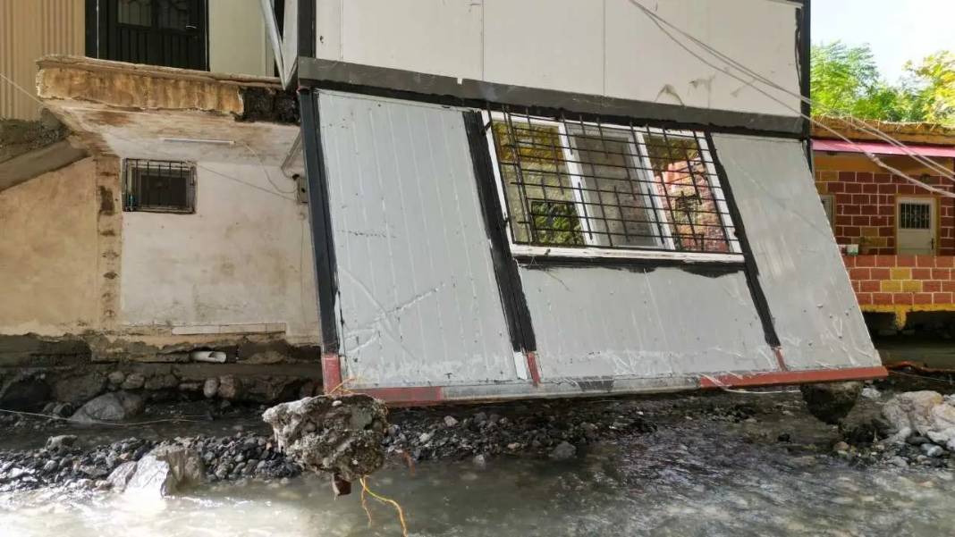 Hatay’da Sel Hayatı Felç Etti: Yollar Çöktü, Evler Hasar Aldı! 4